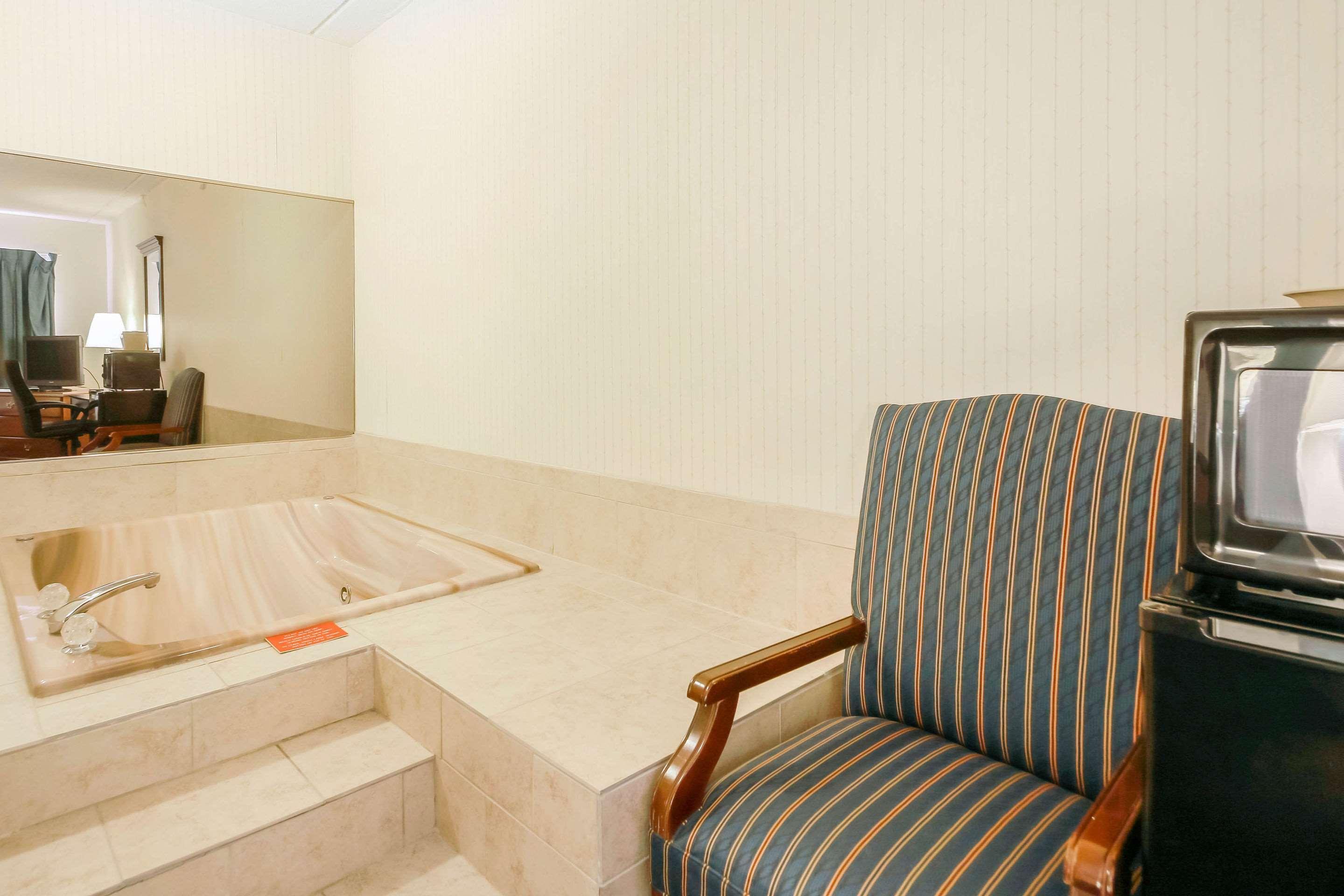 Comfort Inn & Suites Beaver Dam Bagian luar foto