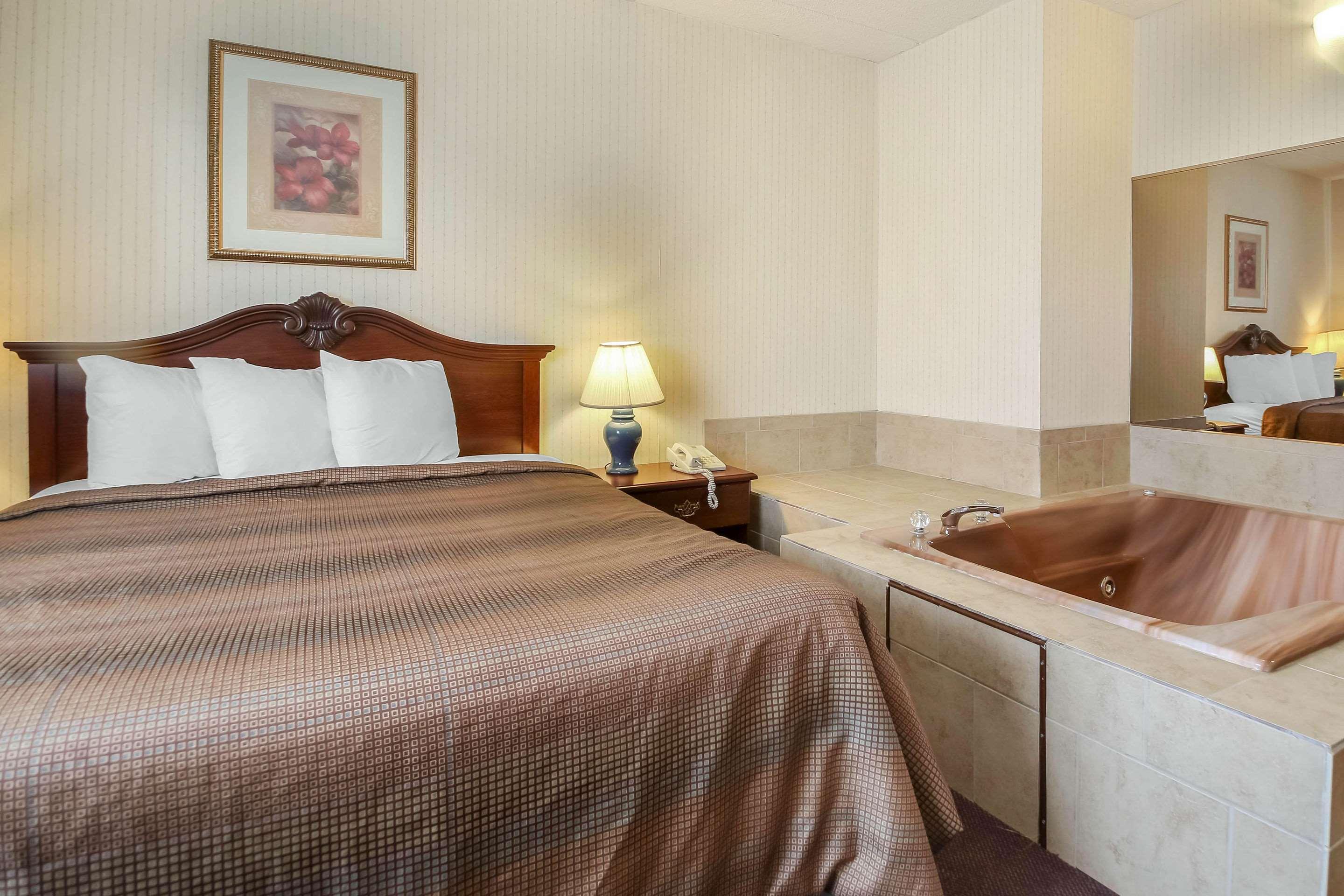 Comfort Inn & Suites Beaver Dam Bagian luar foto