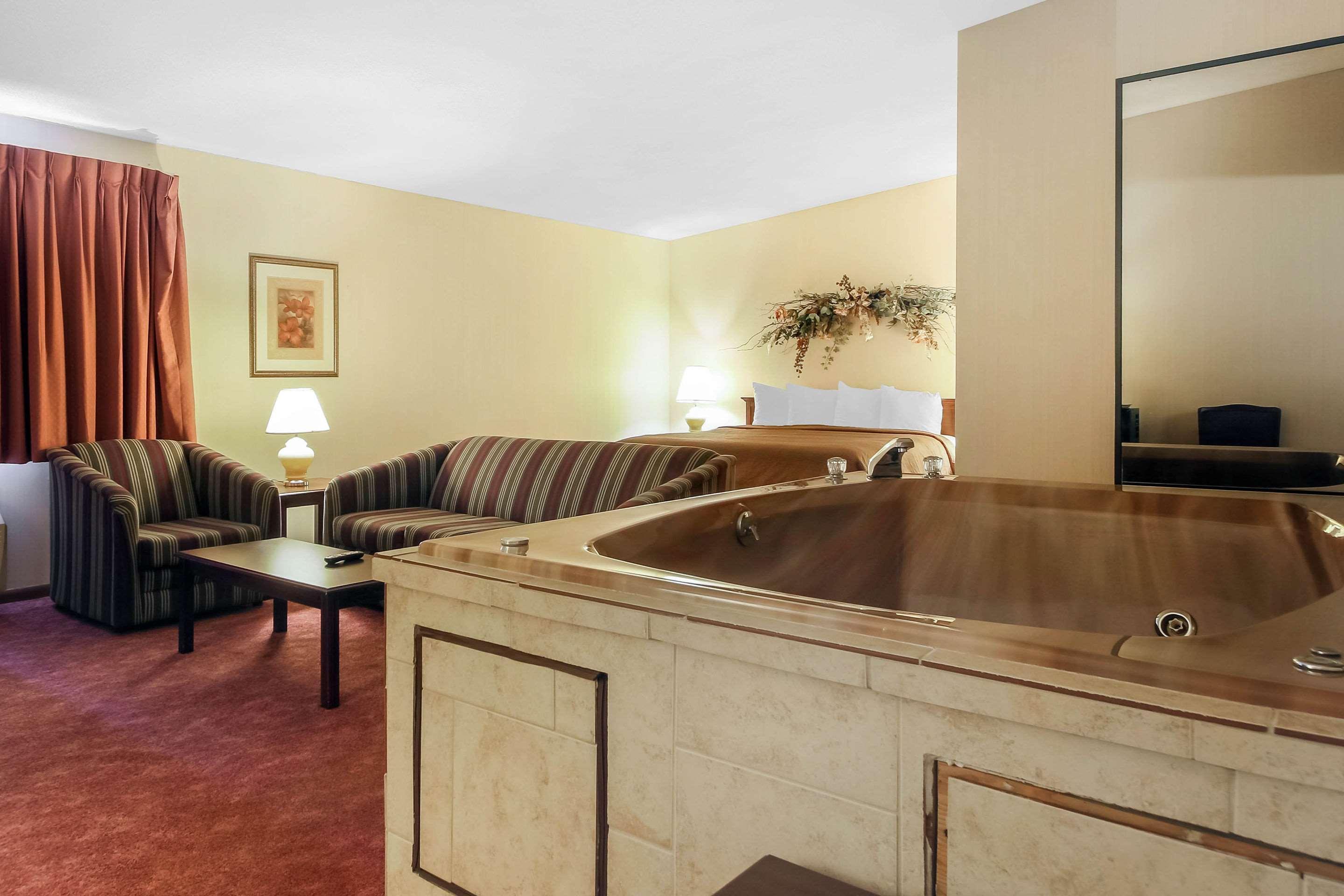 Comfort Inn & Suites Beaver Dam Bagian luar foto