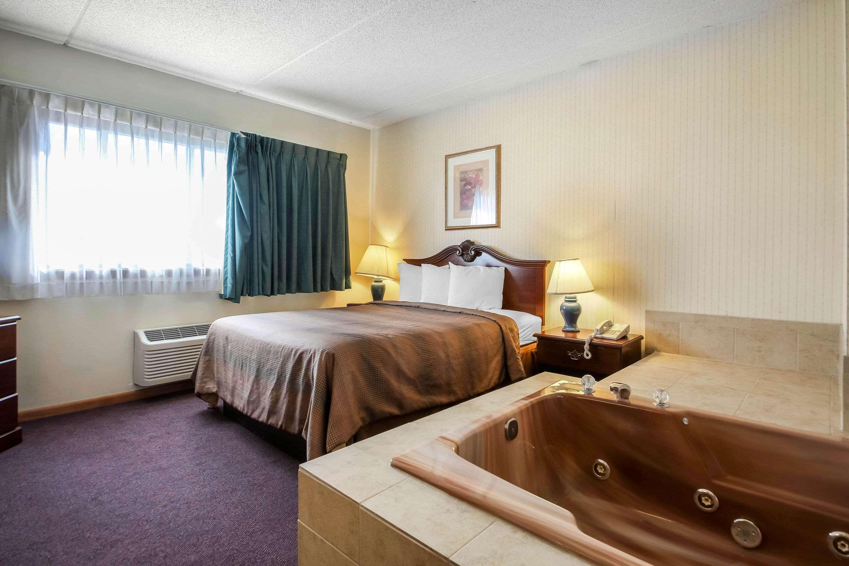 Comfort Inn & Suites Beaver Dam Bagian luar foto