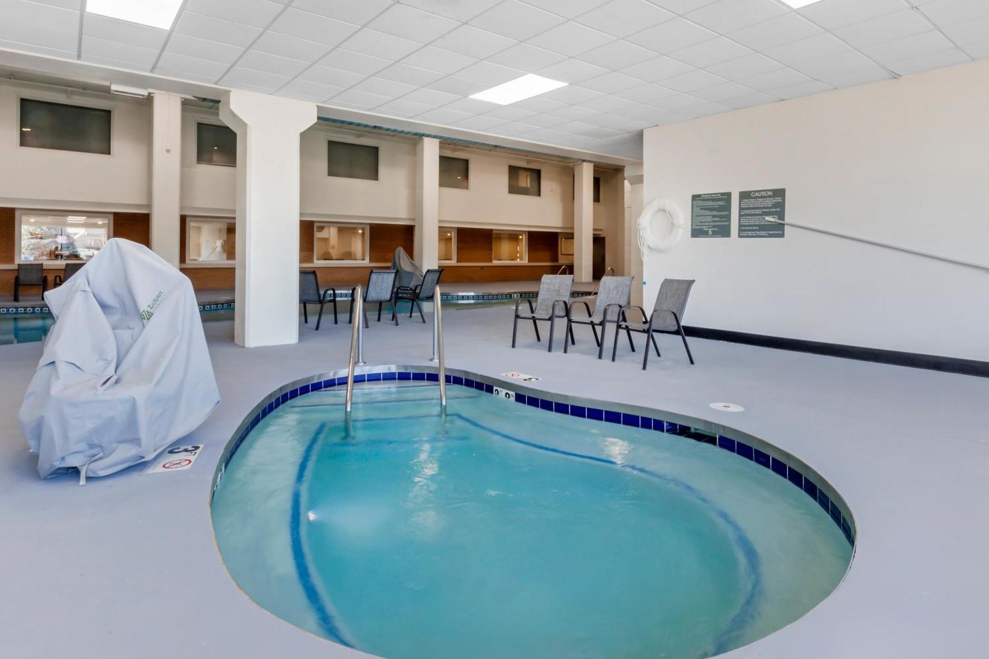 Comfort Inn & Suites Beaver Dam Bagian luar foto