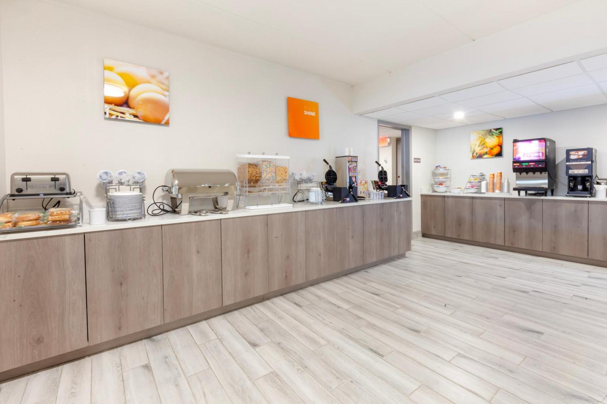 Comfort Inn & Suites Beaver Dam Bagian luar foto