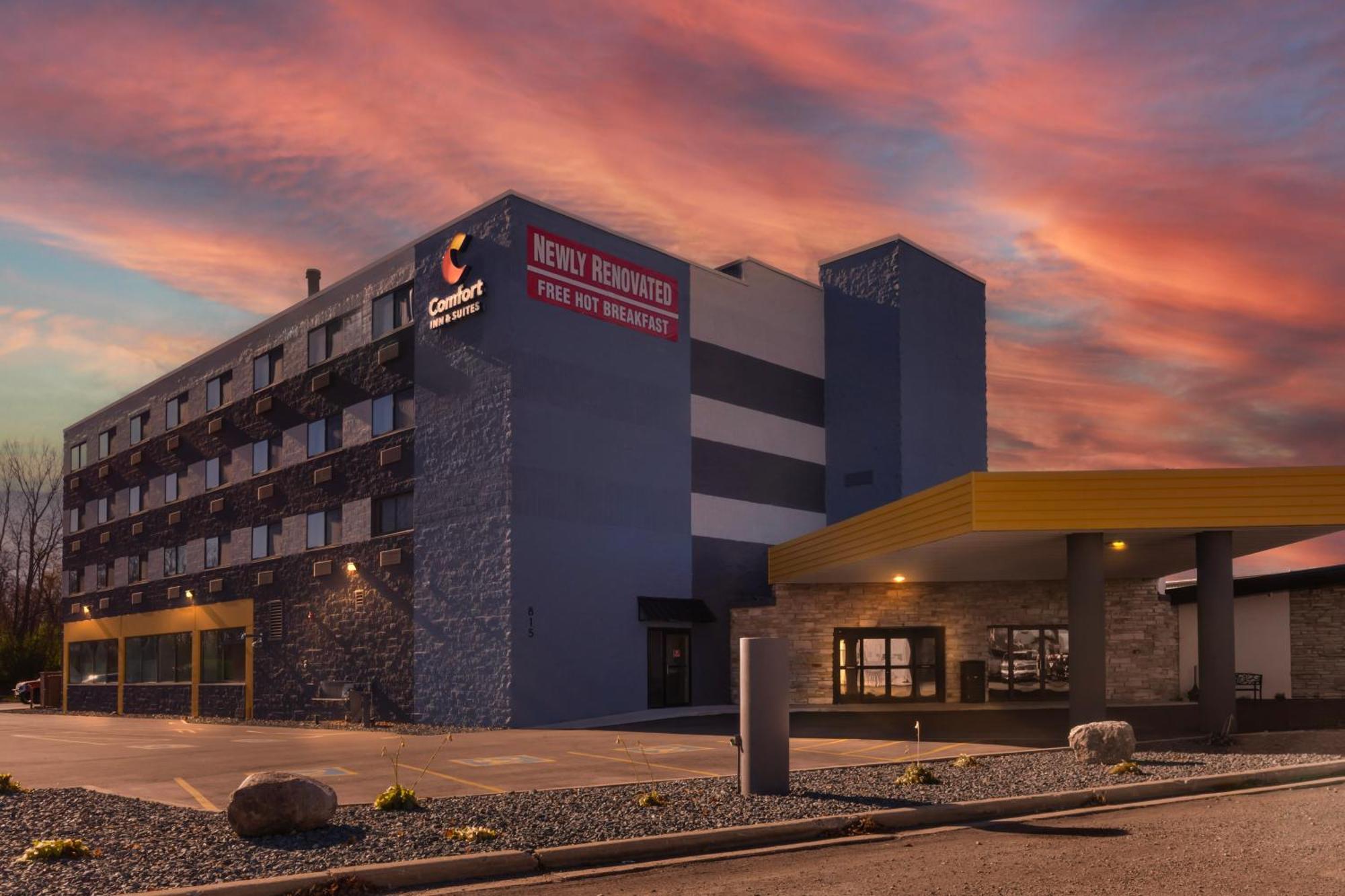 Comfort Inn & Suites Beaver Dam Bagian luar foto