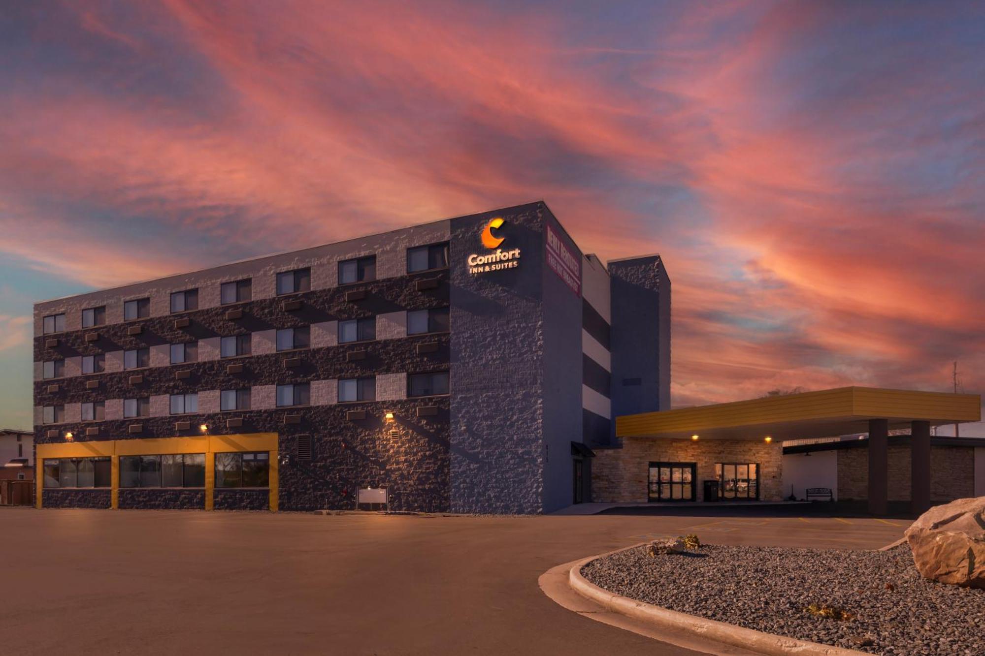 Comfort Inn & Suites Beaver Dam Bagian luar foto